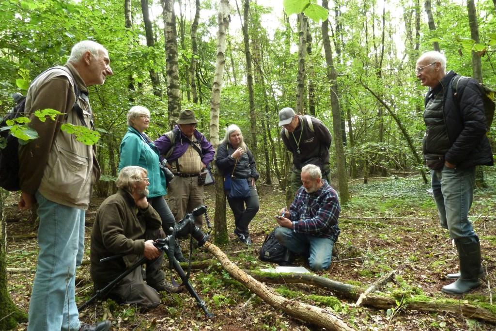 2021-09-20, PWD excursie Knoesterbos, Eef leest Deuteronomium 23, 13. Foto H. Lefeber - kopie